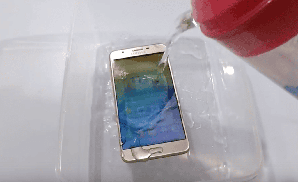 Video Galaxy J7 Prime thử khả năng chống nước ảnh 1