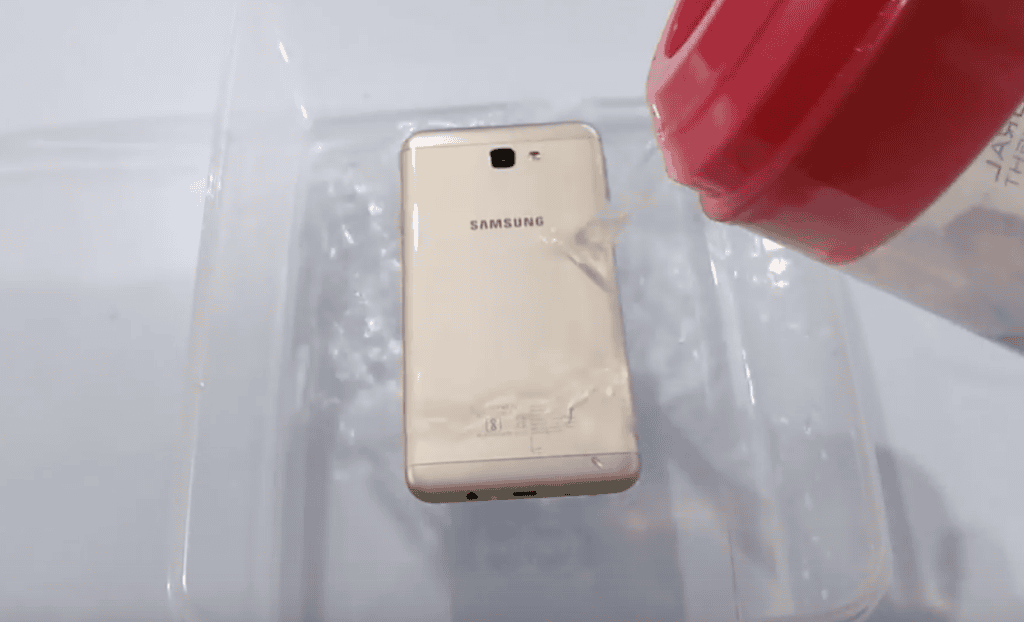 Video Galaxy J7 Prime thử khả năng chống nước ảnh 2