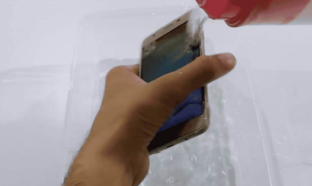 Video Galaxy J7 Prime thử khả năng chống nước ảnh 3