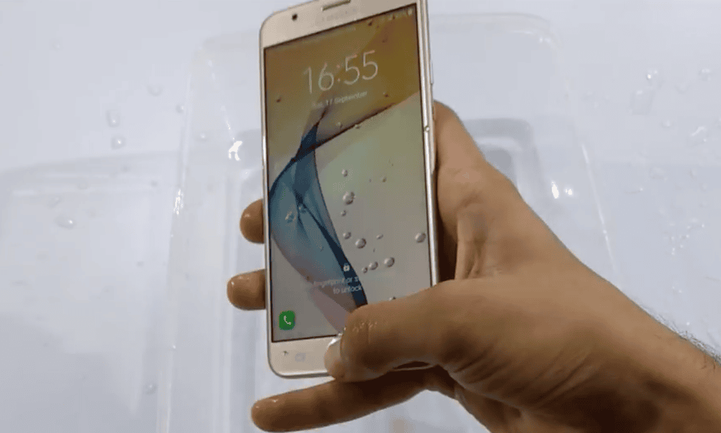 Video Galaxy J7 Prime thử khả năng chống nước ảnh 4