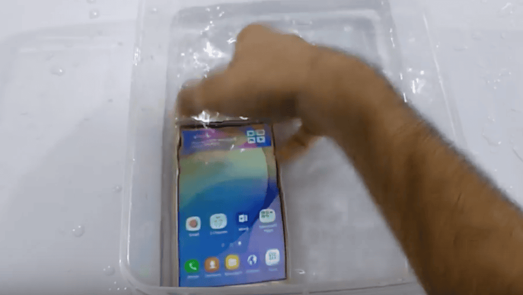 Video Galaxy J7 Prime thử khả năng chống nước ảnh 5