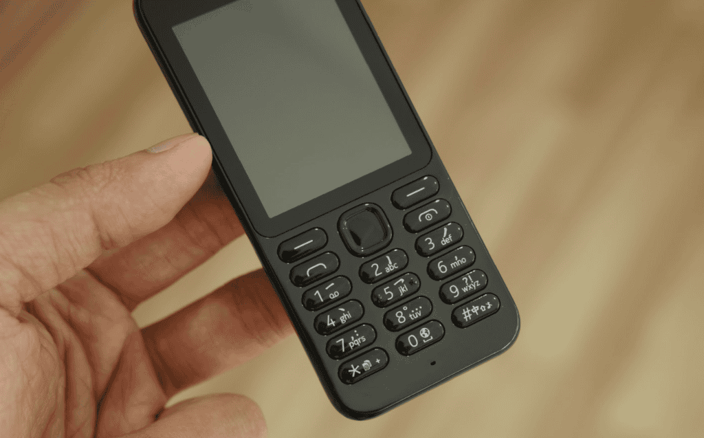 Trên tay Nokia 222 màu đen bóng giá 950 nghìn ảnh 9