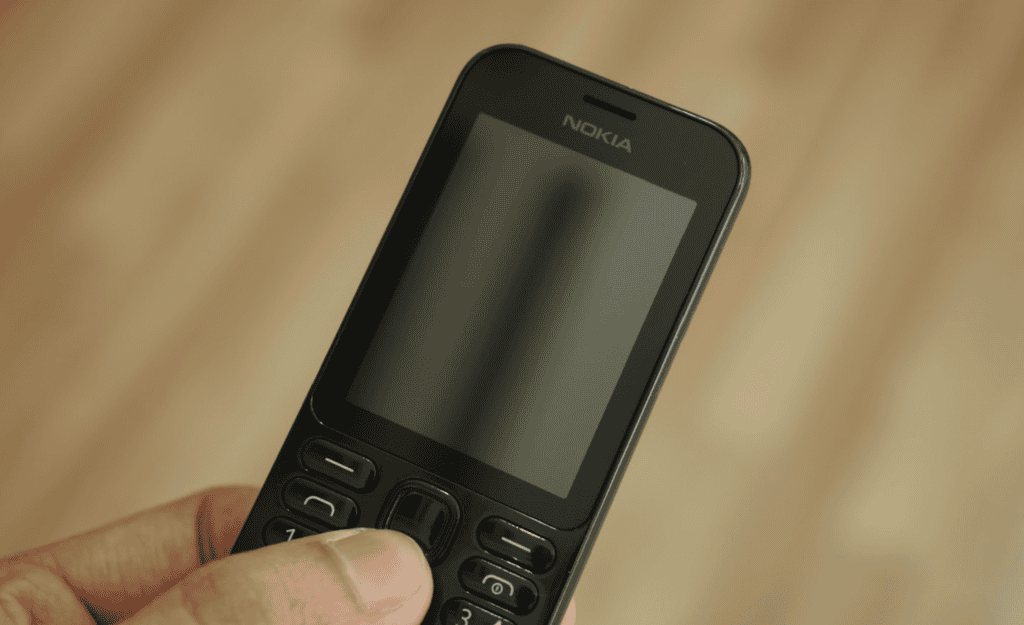 Trên tay Nokia 222 màu đen bóng giá 950 nghìn ảnh 10