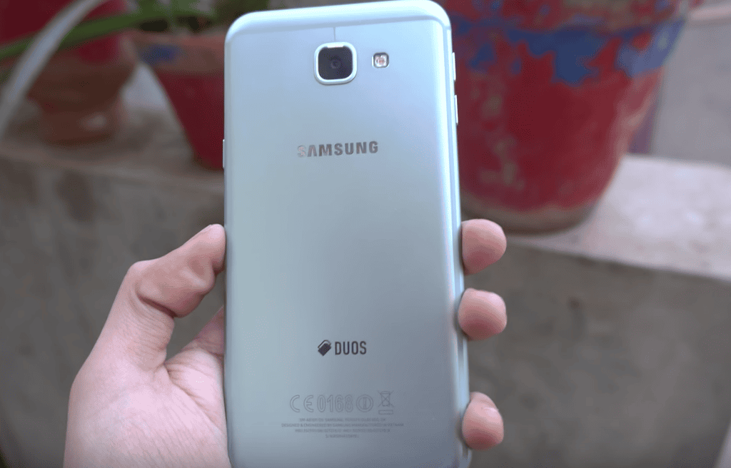 Galaxy A8 2016 rơi từ bàn xuống nền 'vô tư' ảnh 5