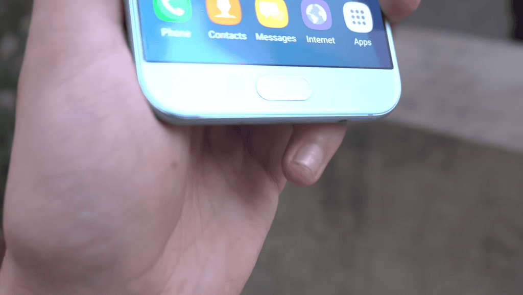 Galaxy A8 2016 rơi từ bàn xuống nền 'vô tư' ảnh 6
