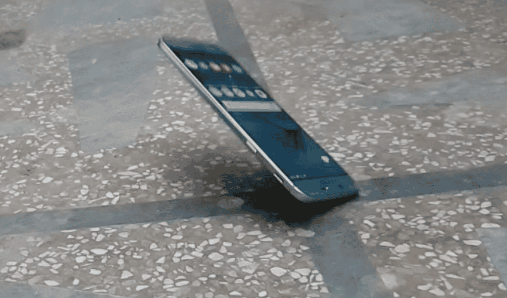 Galaxy A8 2016 rơi từ bàn xuống nền 'vô tư' ảnh 1