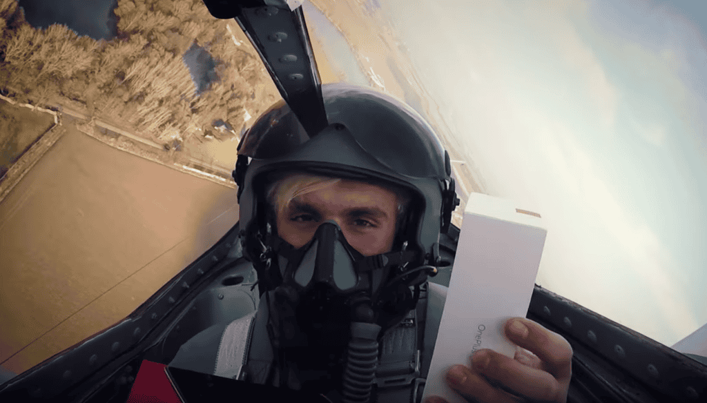 Video khui hộp OnePlus 3T trên chiến đấu cơ MIG-15 ảnh 5