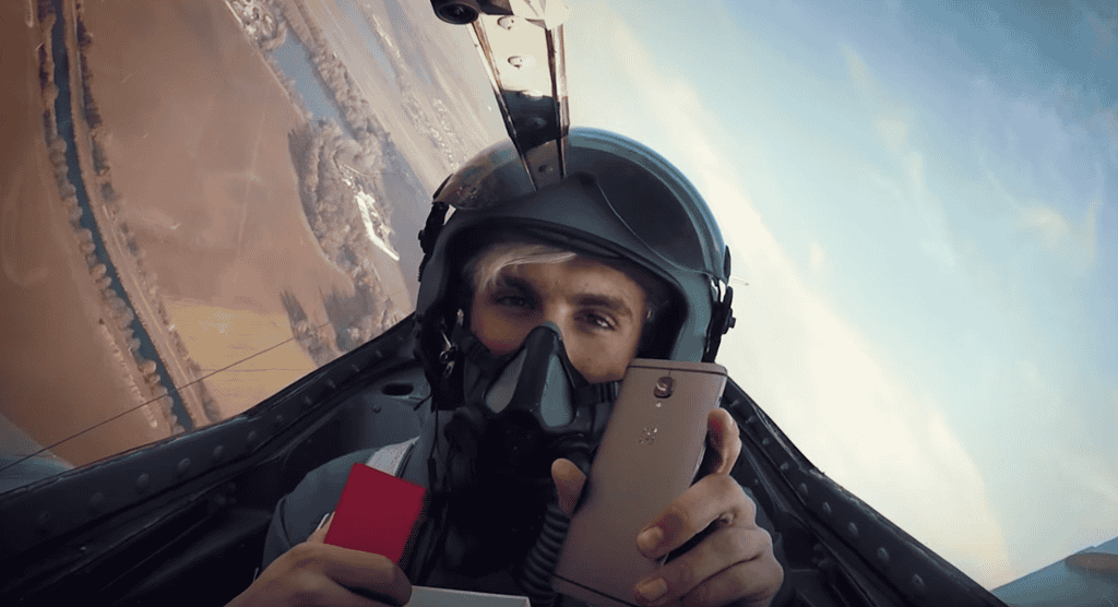 Video khui hộp OnePlus 3T trên chiến đấu cơ MIG-15 ảnh 1