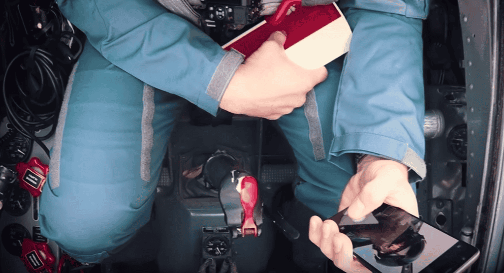 Video khui hộp OnePlus 3T trên chiến đấu cơ MIG-15 ảnh 8