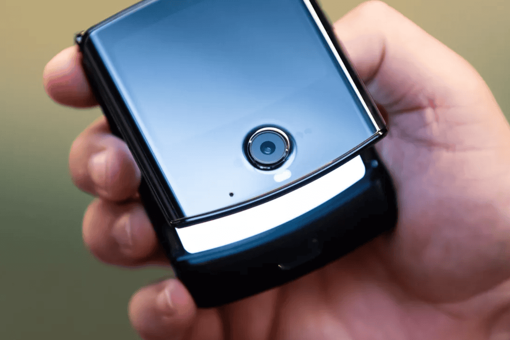 Samsung Galaxy Fold vs Motorola Razr: tương lai và hoài niệm  ảnh 6
