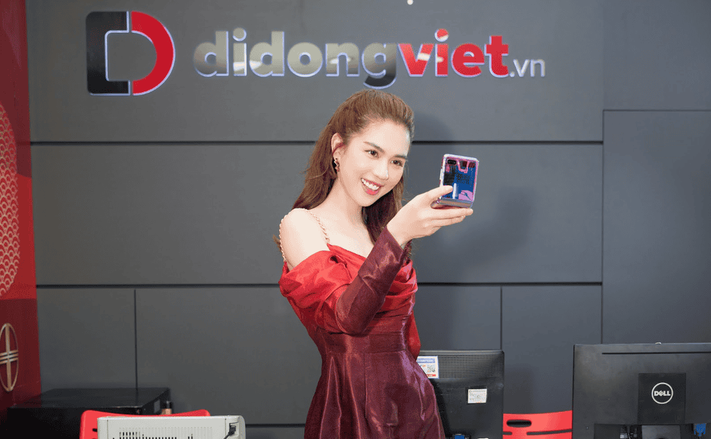 'Nữ hoàng hàng hiệu' Ngọc Trinh trên tay Galaxy Z Flip đầu tiên trong ngày mở bán tại Việt Nam ảnh 1