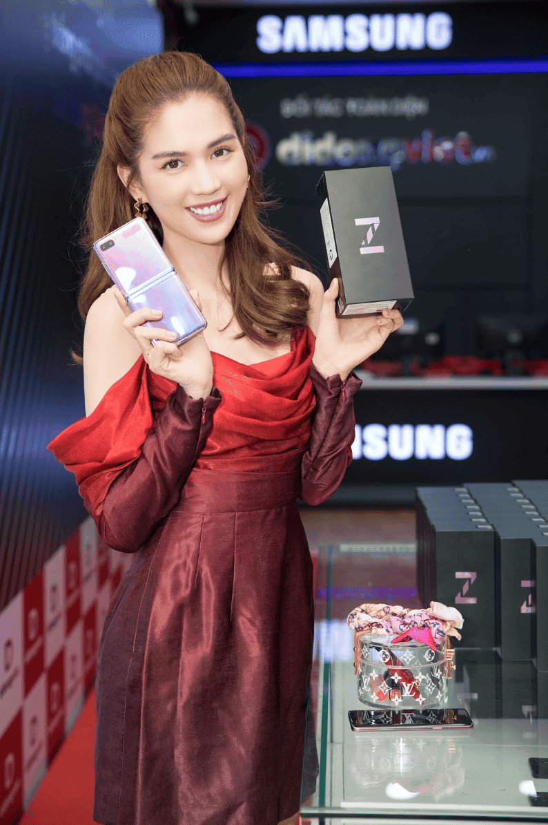 'Nữ hoàng hàng hiệu' Ngọc Trinh trên tay Galaxy Z Flip đầu tiên trong ngày mở bán tại Việt Nam ảnh 2