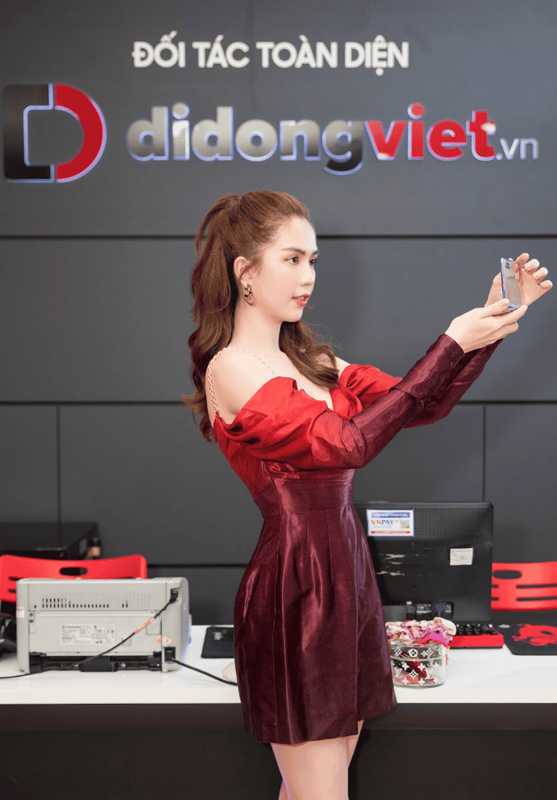 'Nữ hoàng hàng hiệu' Ngọc Trinh trên tay Galaxy Z Flip đầu tiên trong ngày mở bán tại Việt Nam ảnh 3