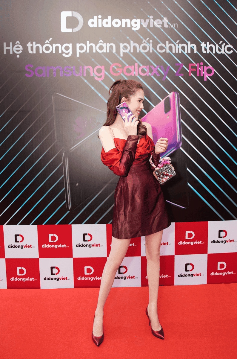 'Nữ hoàng hàng hiệu' Ngọc Trinh trên tay Galaxy Z Flip đầu tiên trong ngày mở bán tại Việt Nam ảnh 5
