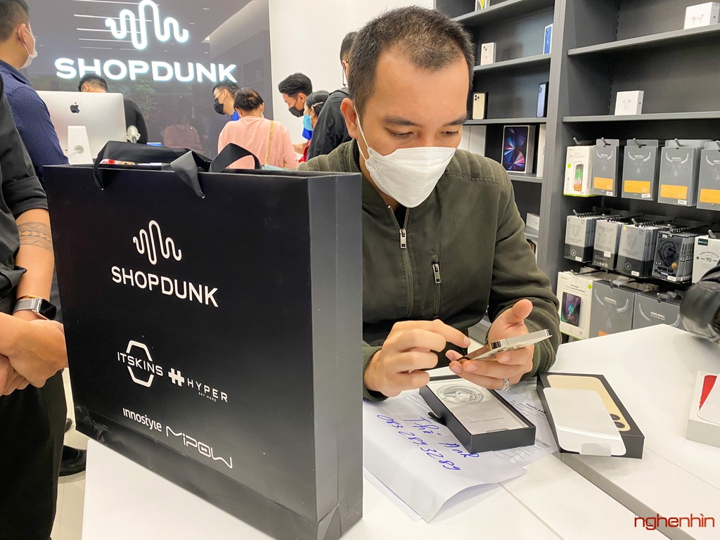 ShopDunk khai trương chuỗi 5 Apple Mono Store trong ngày mở bán iPhone 13 chính hãng ảnh 1