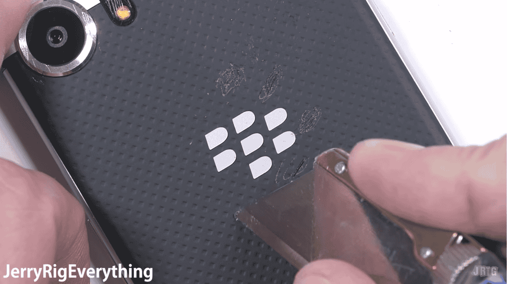 Thử độ bền KEYOne - chiếc “BlackBerry cuối cùng”: Quá tệ! ảnh 5