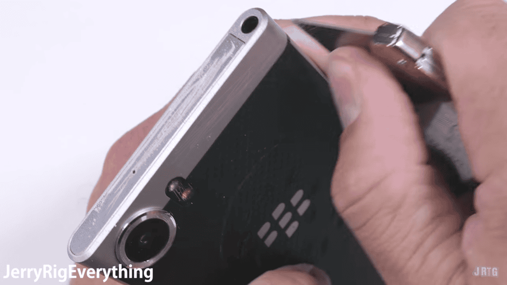 Thử độ bền KEYOne - chiếc “BlackBerry cuối cùng”: Quá tệ! ảnh 6