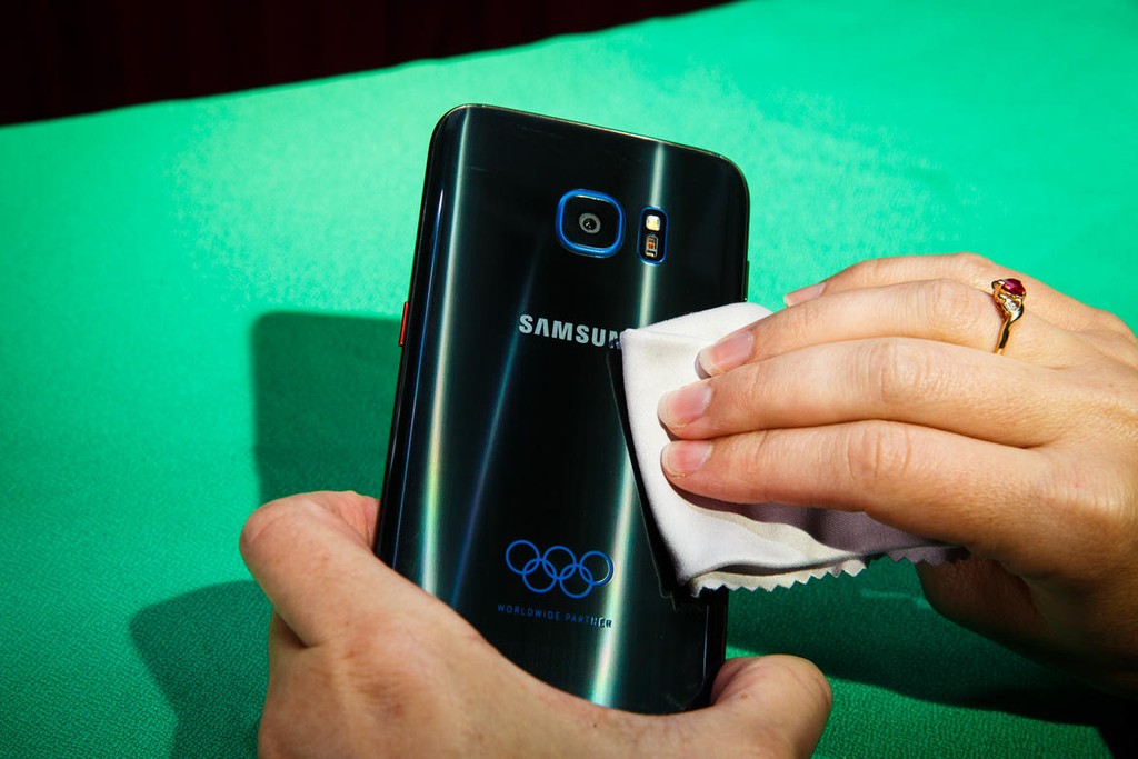 Bộ ảnh trên tay Galaxy S7 Edge Olympic Games Limited Edition ảnh 15