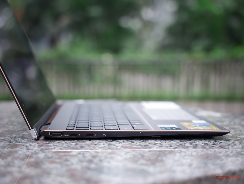 Trên tay Asus ZenBook Flip S (UX371): laptop 2 trong 1 cao cấp, mỏng nhất thế giới ảnh 4