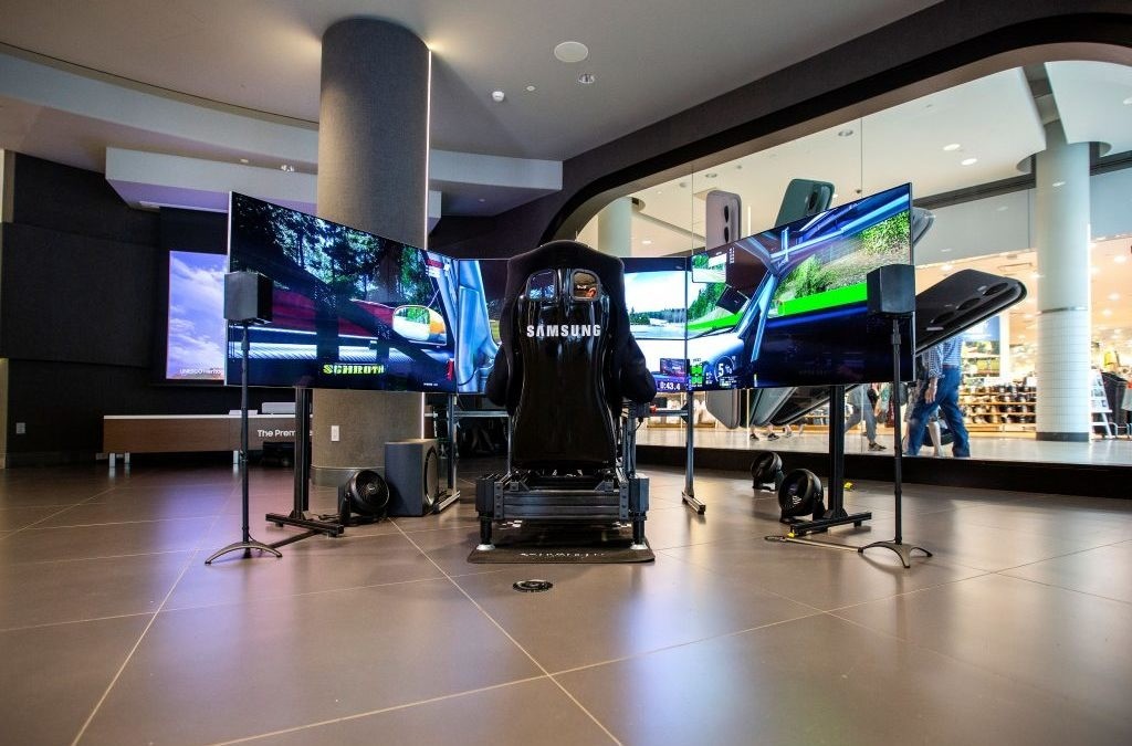 Mê hoặc trước dàn máy chơi đua xe của Samsung sử dụng TV Neo QLED ảnh 1