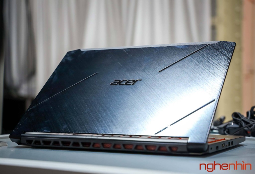Trên tay laptop gaming Acer Nitro 7: thiết kế gọn ngầu, 'nội lực' mạnh mẽ ảnh 3