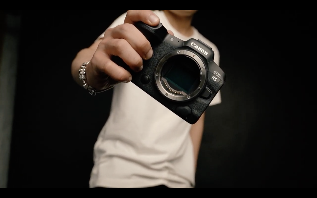 Editors' Choice Awards 2020: Máy ảnh không gương lật nổi bật của năm - Canon EOS R5 ảnh 1