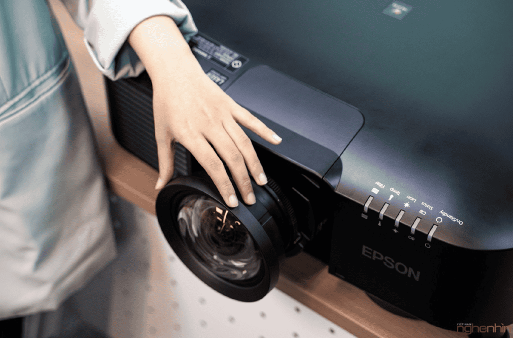 Đánh giá máy chiếu độ sáng cao Epson EB-PU1008B: Hình ảnh rực rỡ, thiết kế gọn gàng và linh hoạt ảnh 9