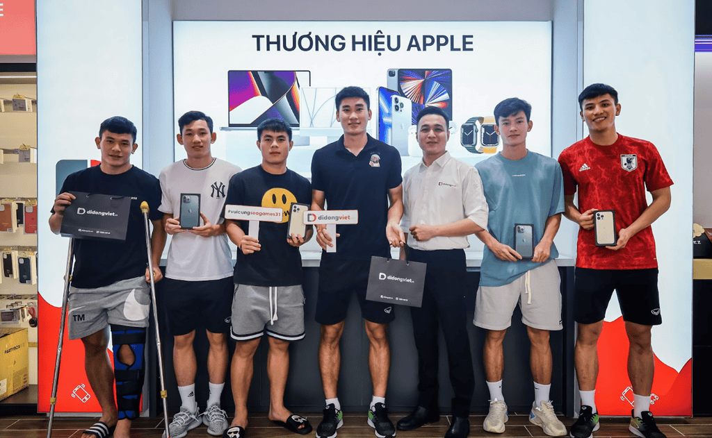 Đội tuyển Việt Nam sở hữu iPhone 13 Pro Max tại Di Động Việt sau khi giành chức vô địch tại Sea Games 31 ảnh 2