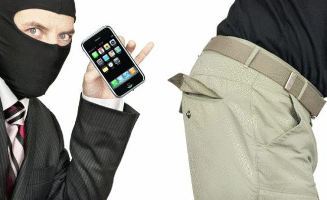 4 kẻ cắp ngang nhiên lấy iPhone và Macbook từ của hàng Apple Store California ảnh 1