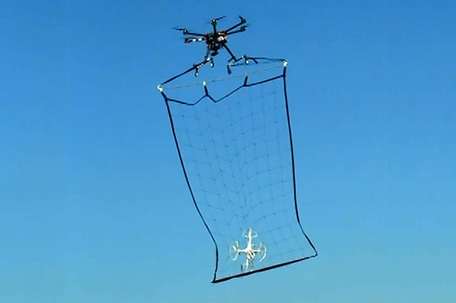 Cảnh sát Tokyo có cách “vợt” drone như bắt cá ảnh 1