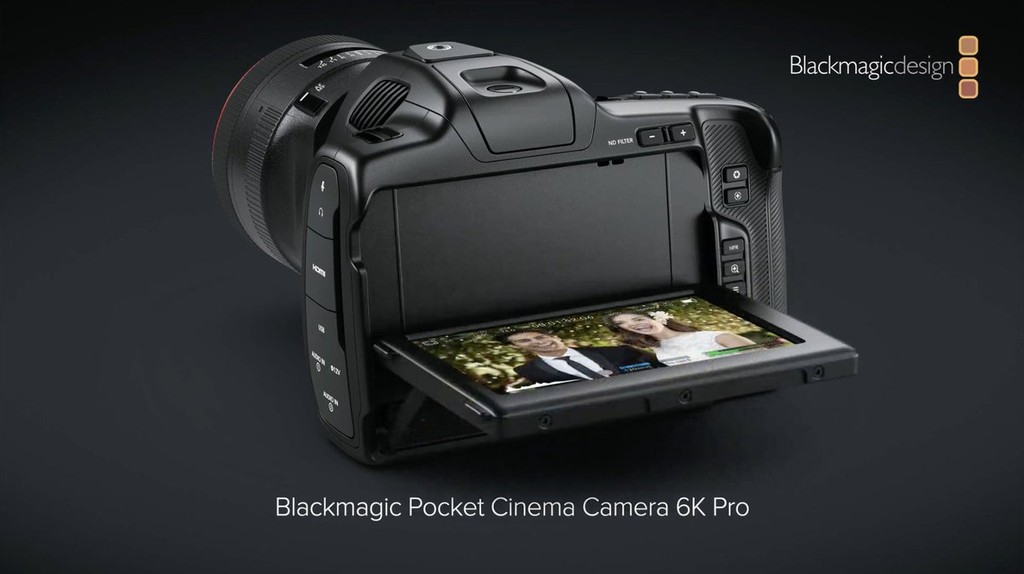 Máy ảnh BMPCC 6K Pro giá 2495 USD của Blackmagic có màn hình HDR siêu sáng ảnh 4