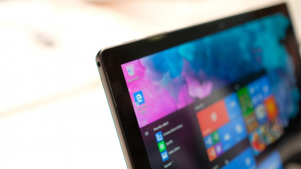 Samsung mới ra điện thoại màn hình gập, Microsoft đã nhăm nhe ra laptop ảnh 1
