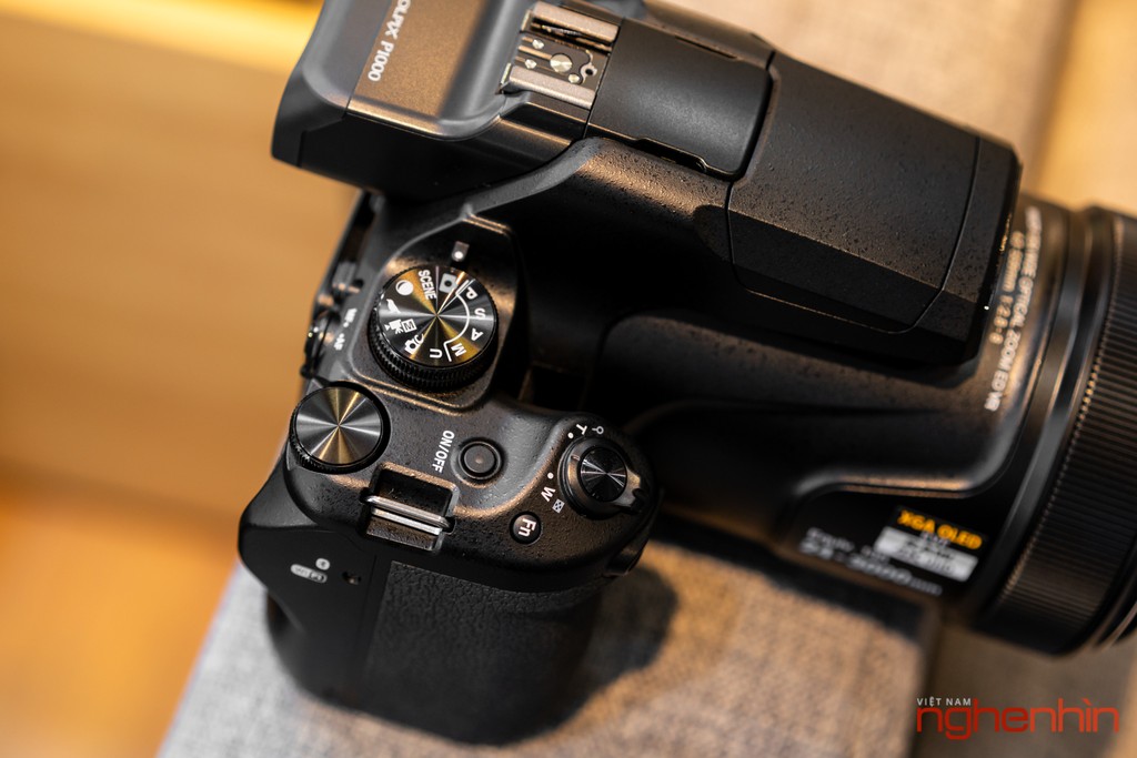 Mở hộp máy ảnh siêu zoom Nikon Coolpix P1000: dải zoom 24-3000mm, quay phim 4K ảnh 10