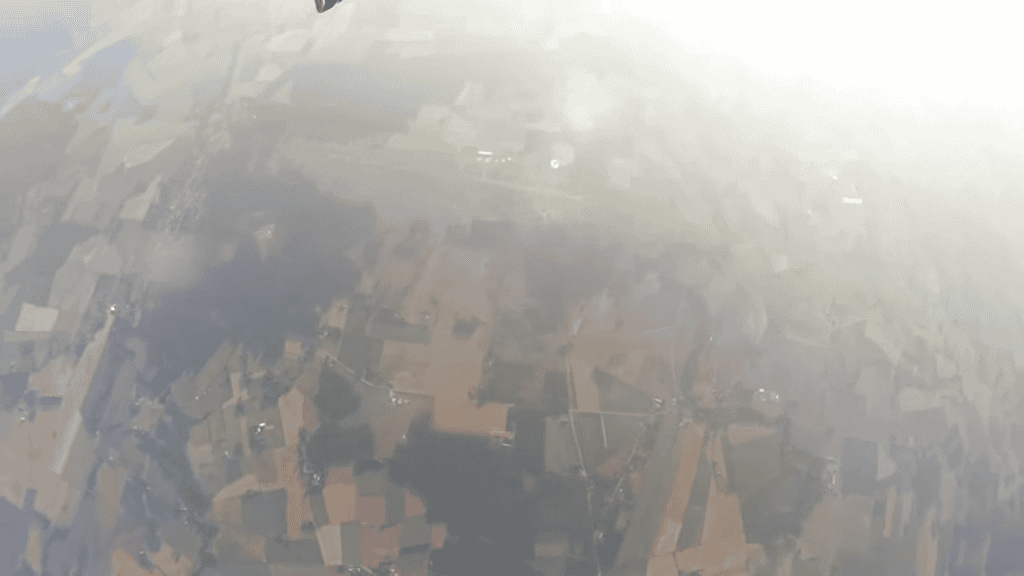 Quay cuồng video GoPro rơi tự do từ 3.000m ảnh 1