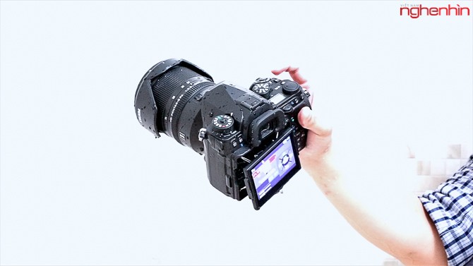 Thử rửa máy ảnh Pentax K-1 giá 70 triệu bằng nước ảnh 1