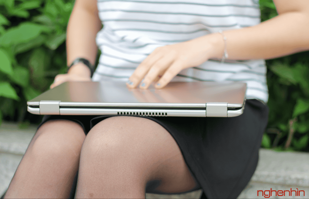 Bóng hồng trên tay laptop Asus VivoBook Flip màn gập 360° ảnh 2