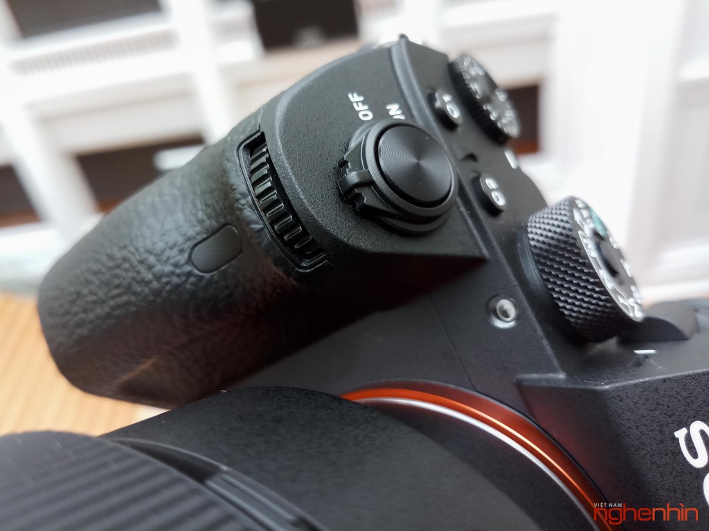 Cận cảnh Sony A7R III: cảm giác cầm tốt hơn, chụp nhanh, pin lớn ảnh 12