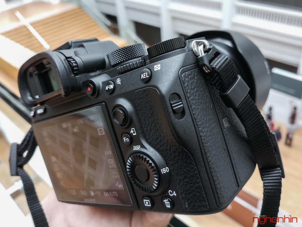 Cận cảnh Sony A7R III: cảm giác cầm tốt hơn, chụp nhanh, pin lớn ảnh 11