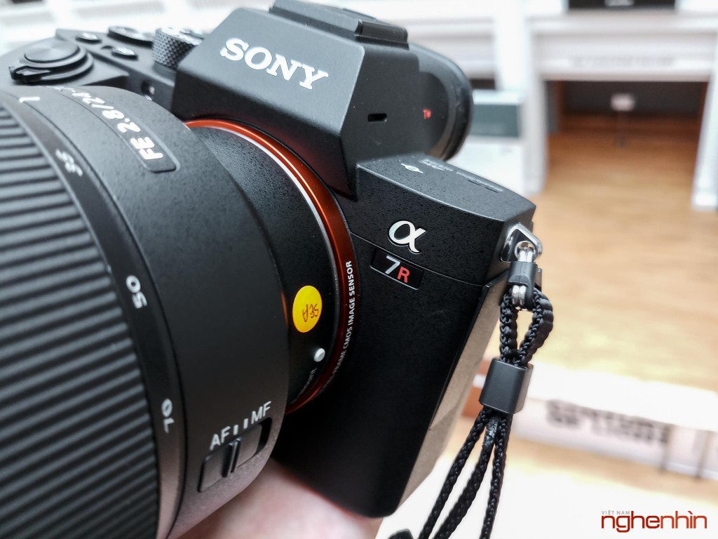 Cận cảnh Sony A7R III: cảm giác cầm tốt hơn, chụp nhanh, pin lớn ảnh 10