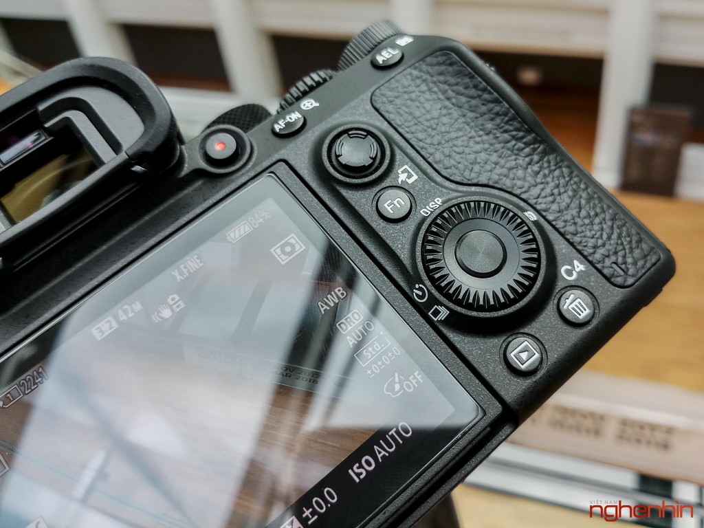 Cận cảnh Sony A7R III: cảm giác cầm tốt hơn, chụp nhanh, pin lớn ảnh 17