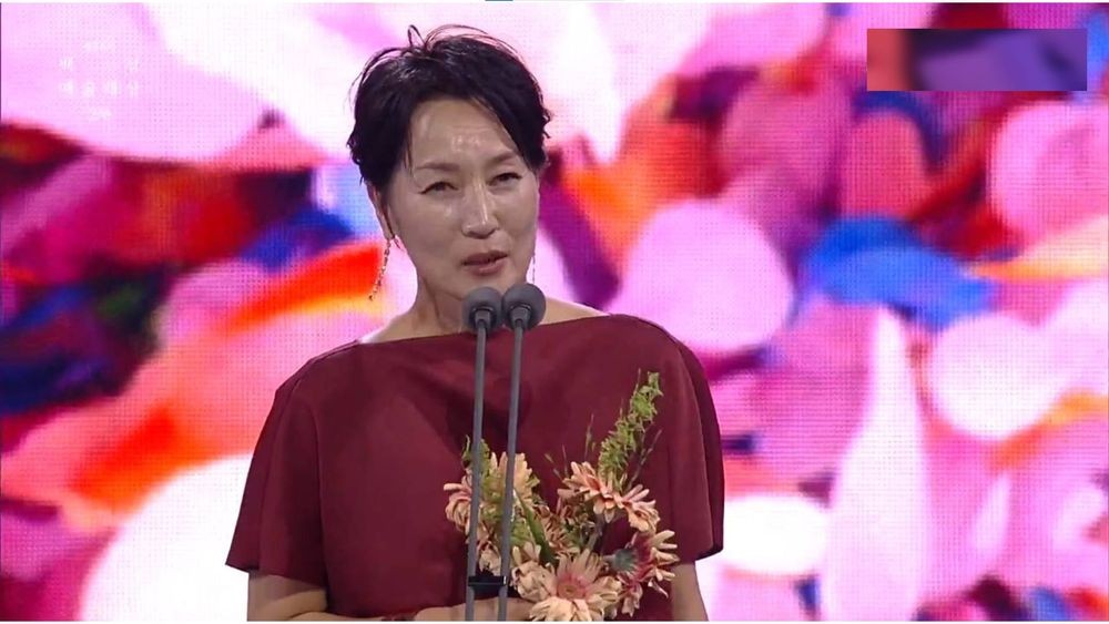 Baeksang 2022: Kim Tae Ri giành giải “Nữ diễn viên chính xuất sắc” hạng mục Truyền hình với “Twenty Five, Twenty One” ảnh 4