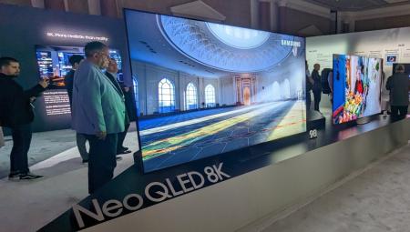 [CES 2023] Samsung ra mắt TV màn hình vô cực với độ phân giải 8K và mỏng hơn một cuốn vở