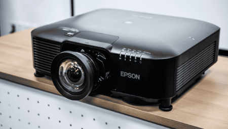 Đánh giá máy chiếu độ sáng cao EPSON EB-PU1008B: hình ảnh rực rỡ, thiết kế gọn gàng linh hoạt