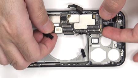 Mổ bụng iPhone 15 Pro: Linh kiện sắp xếp chỉn chu, sửa chữa sẽ rất dễ dàng.
