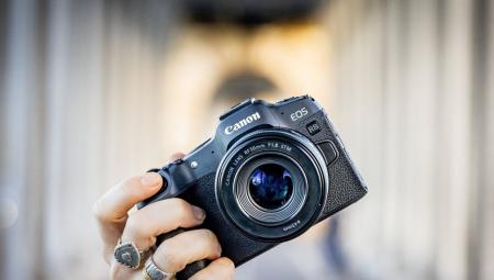 Trình làng máy ảnh Canon EOS R8 mới: Cảm biến full-frame 24.2MP, quay video 4K/60p, rất gọn nhẹ