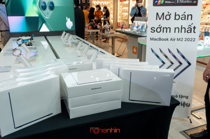 FPT Shop mở bán sớm MacBook Air M2 tại Việt Nam cùng quà tặng hấp dẫn ảnh 1