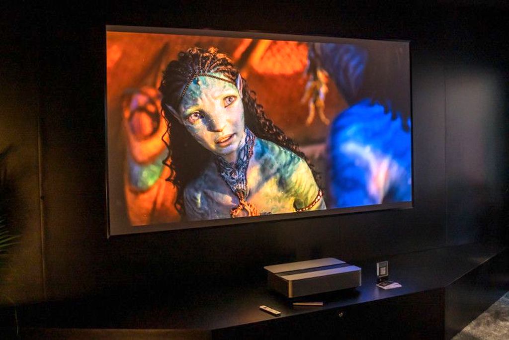 [CES 2023] LEICA mở bán máy chiếu đầu tay Cine 1: giá rẻ nhất 194,5 triệu, 2 phiên bản 100 và 120 inch