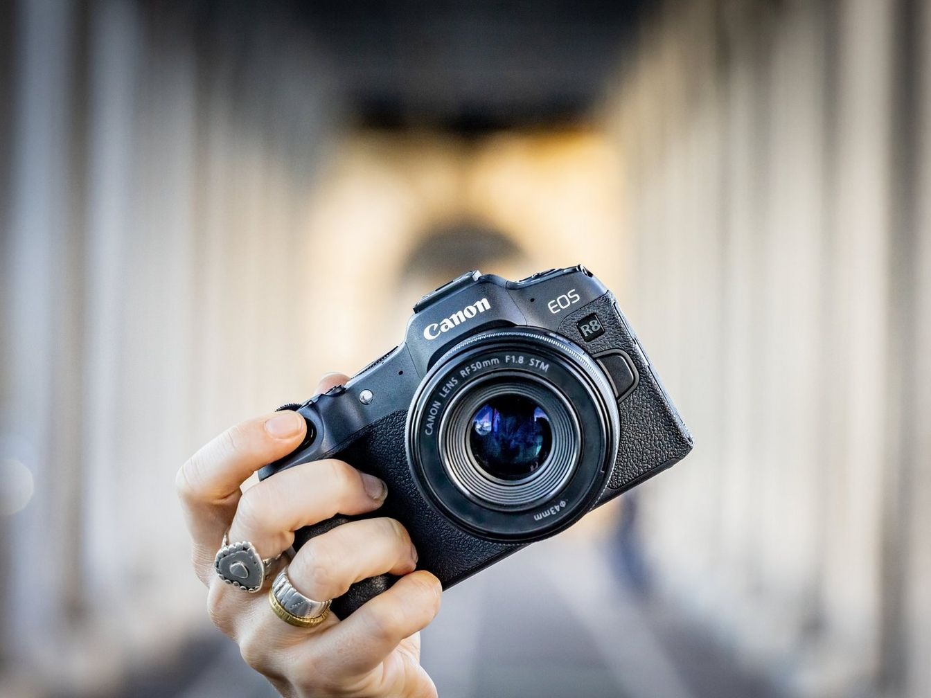 Trình làng máy ảnh Canon EOS R8 mới: Cảm biến full-frame 24.2MP, quay video 4K/60p, rất gọn nhẹ