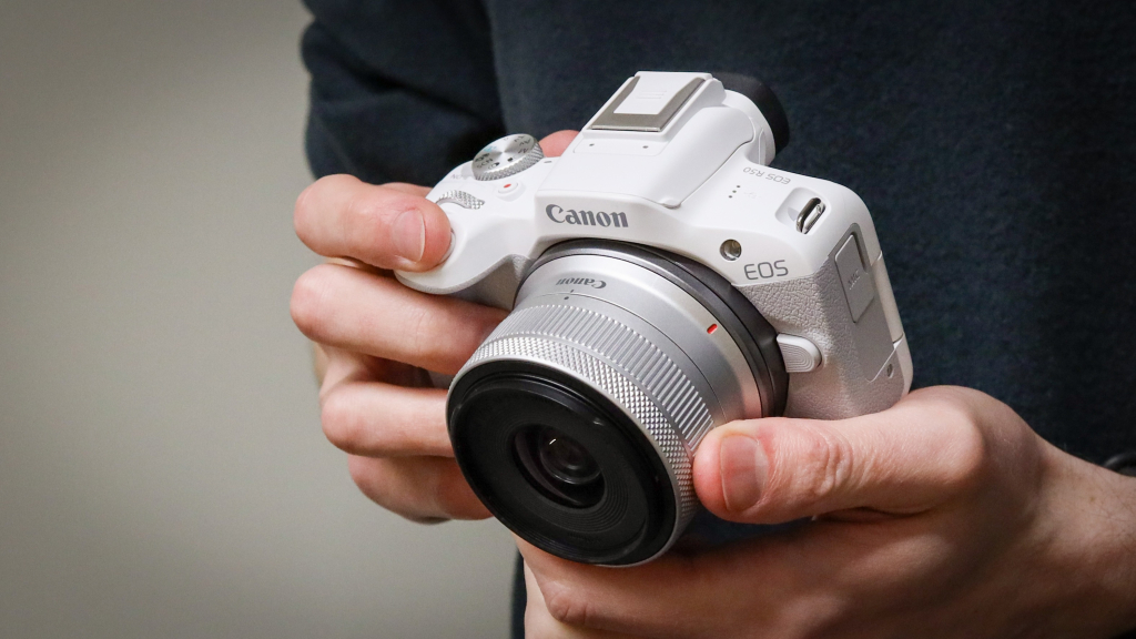 EOS R50 ra mắt: máy ảnh RF giá rẻ nhất của Canon