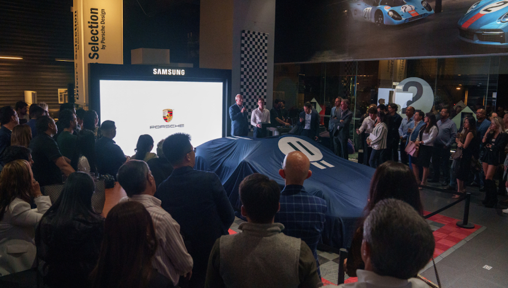 Samsung biến TV khổng lồ The Wall thành nền để siêu xe Porsche 911 Carrera Panamericana Special ra mắt